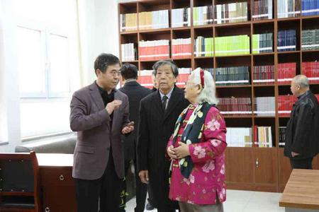必发7790电子集团党总支书记陈西峰带领赵榆先生和妻子参观书屋